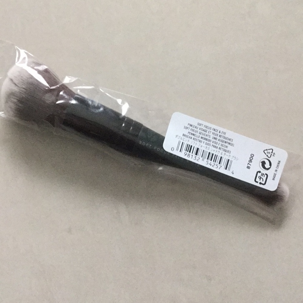 New bareMinerals Soft Focus Face & Eye Brush